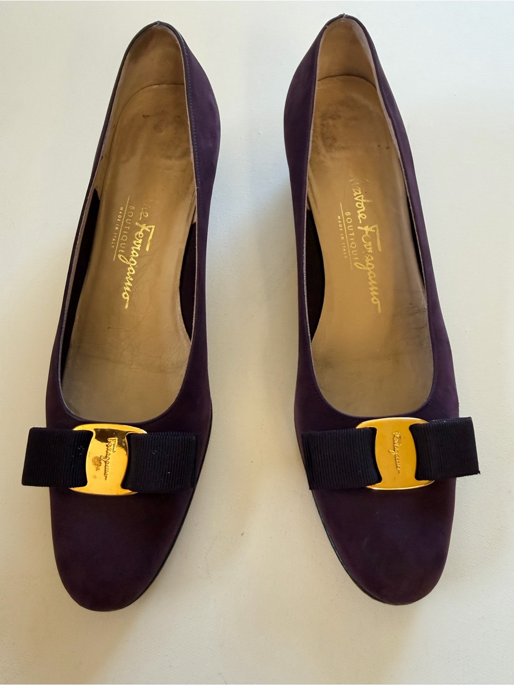 Vintage Salvatore Ferragamo Vara Bow Plum Purple Suede Wedge Pumps 9 AAA